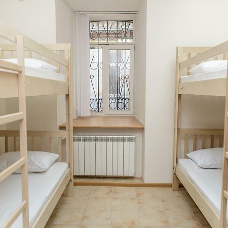 Globus Lipki Hostel Kiev Bagian luar foto