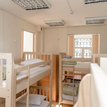 Globus Lipki Hostel Kiev Bagian luar foto