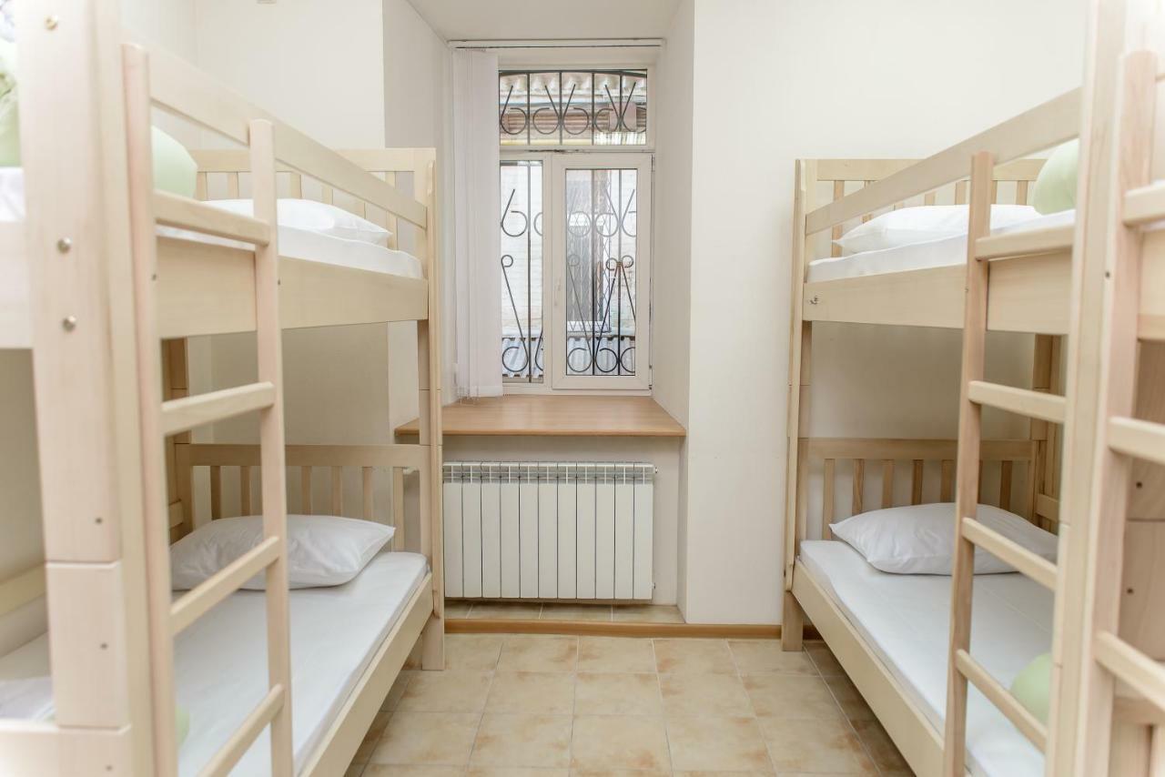 Globus Lipki Hostel Kiev Bagian luar foto