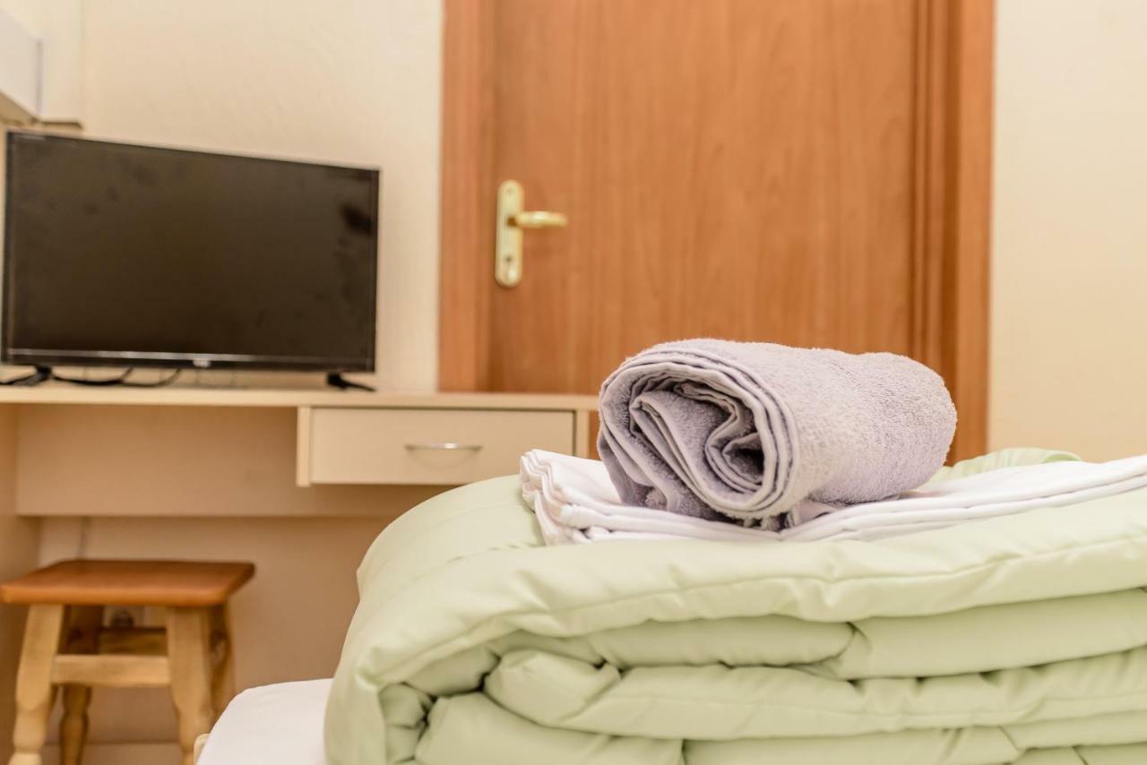 Globus Lipki Hostel Kiev Bagian luar foto