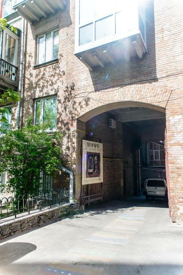 Globus Lipki Hostel Kiev Bagian luar foto