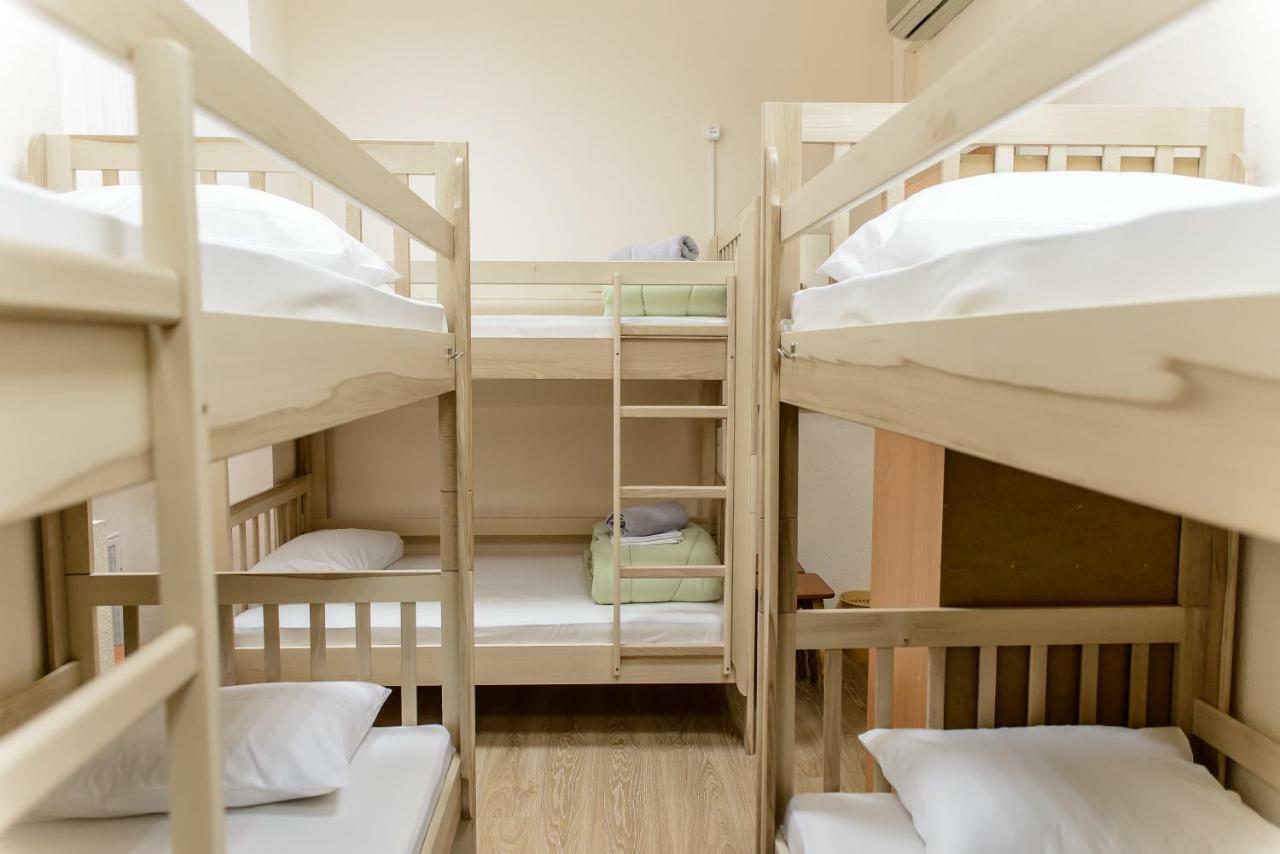 Globus Lipki Hostel Kiev Bagian luar foto