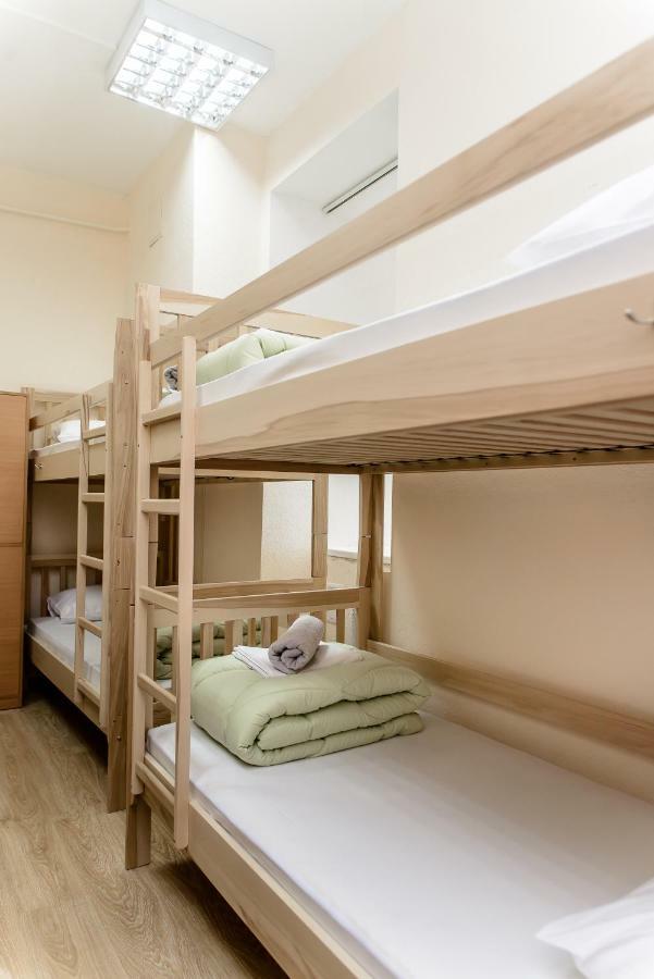 Globus Lipki Hostel Kiev Bagian luar foto