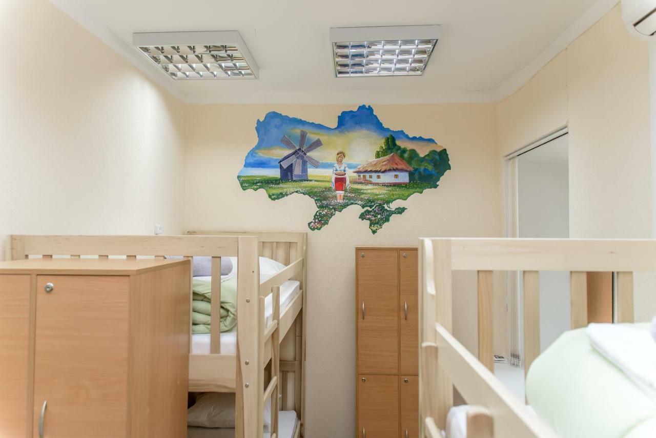 Globus Lipki Hostel Kiev Bagian luar foto