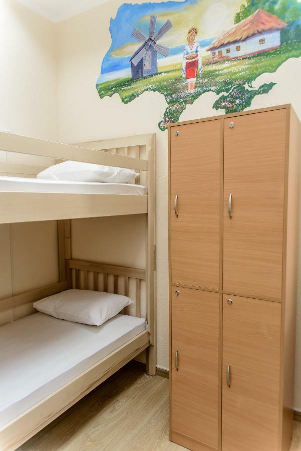 Globus Lipki Hostel Kiev Bagian luar foto