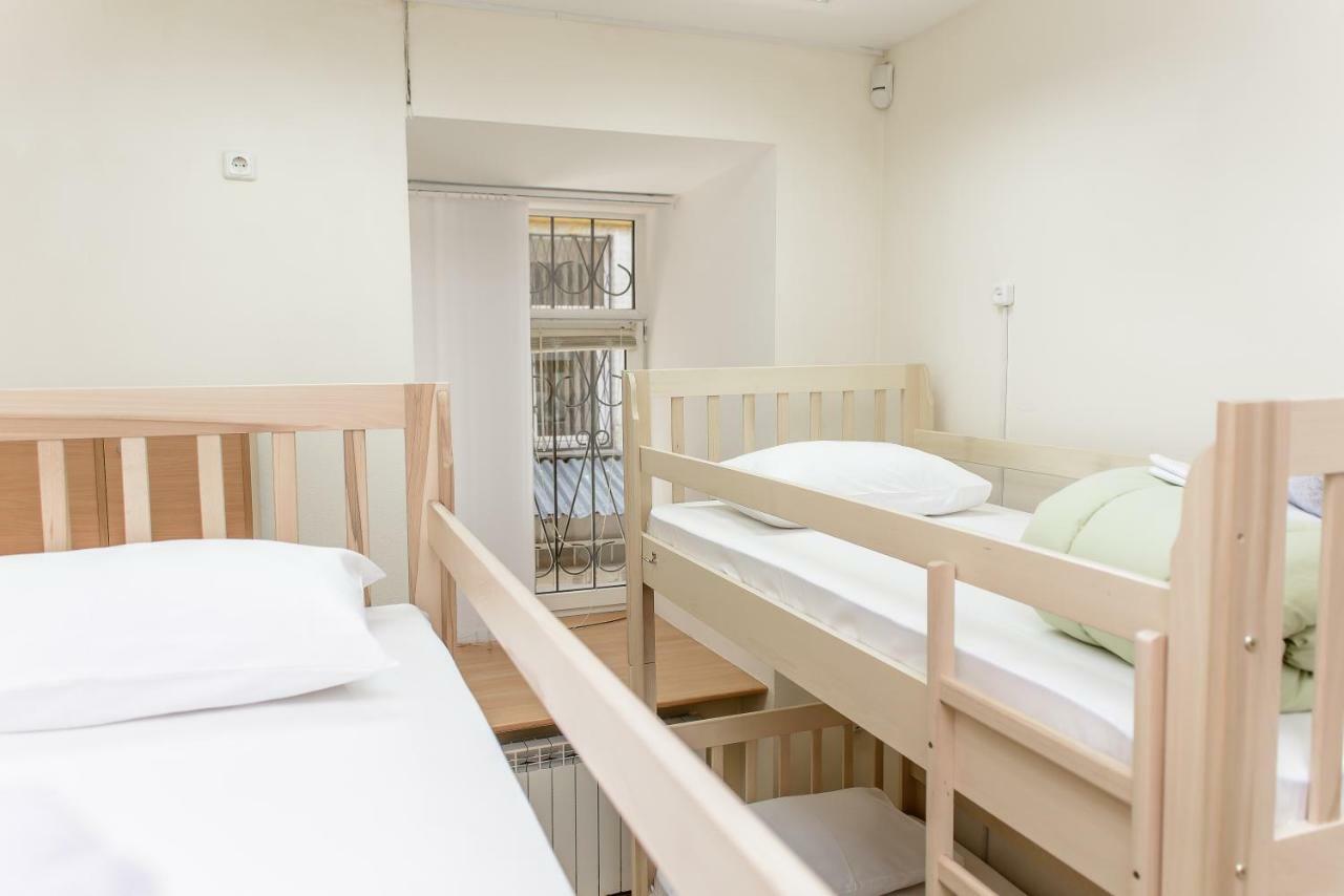 Globus Lipki Hostel Kiev Bagian luar foto