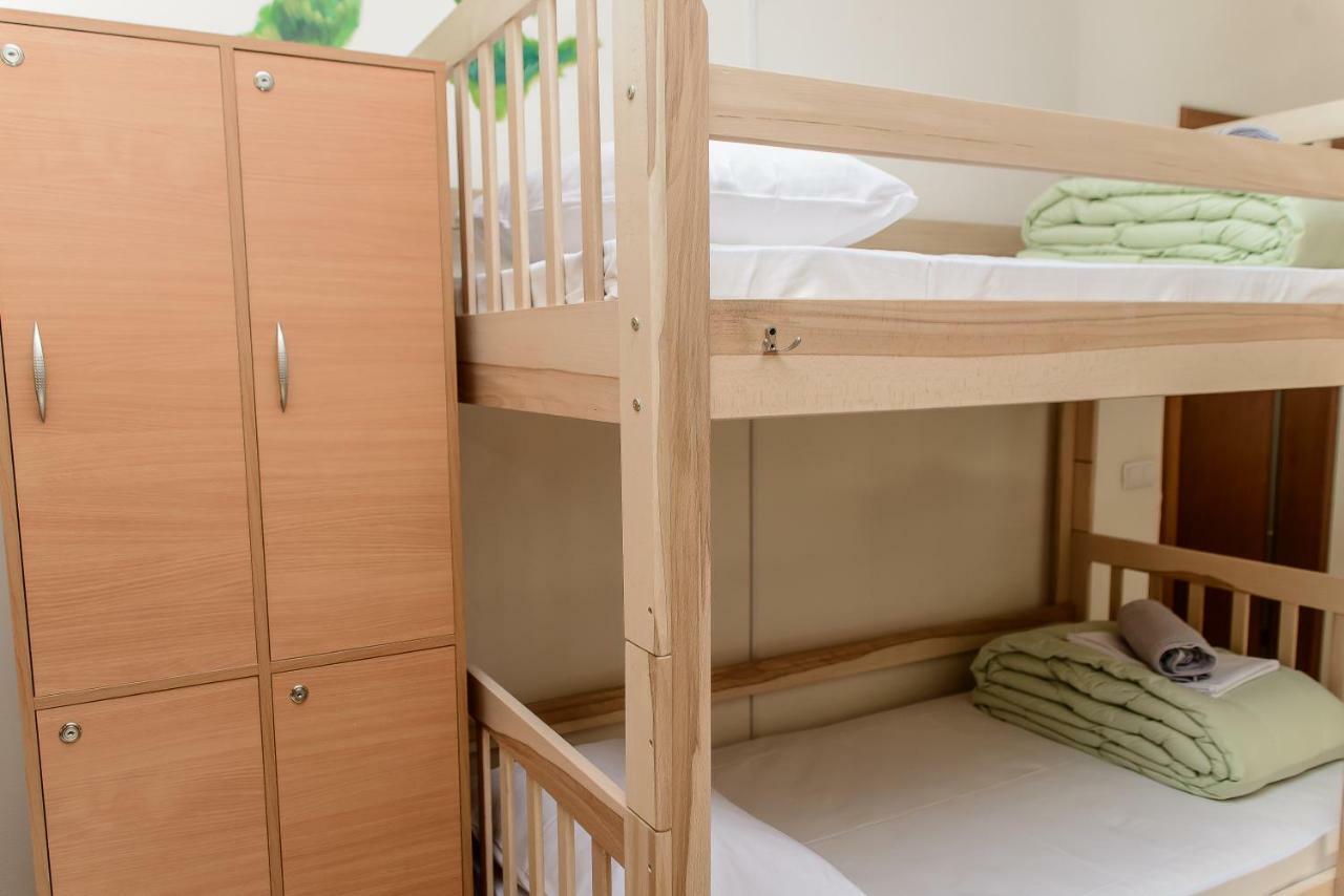 Globus Lipki Hostel Kiev Bagian luar foto