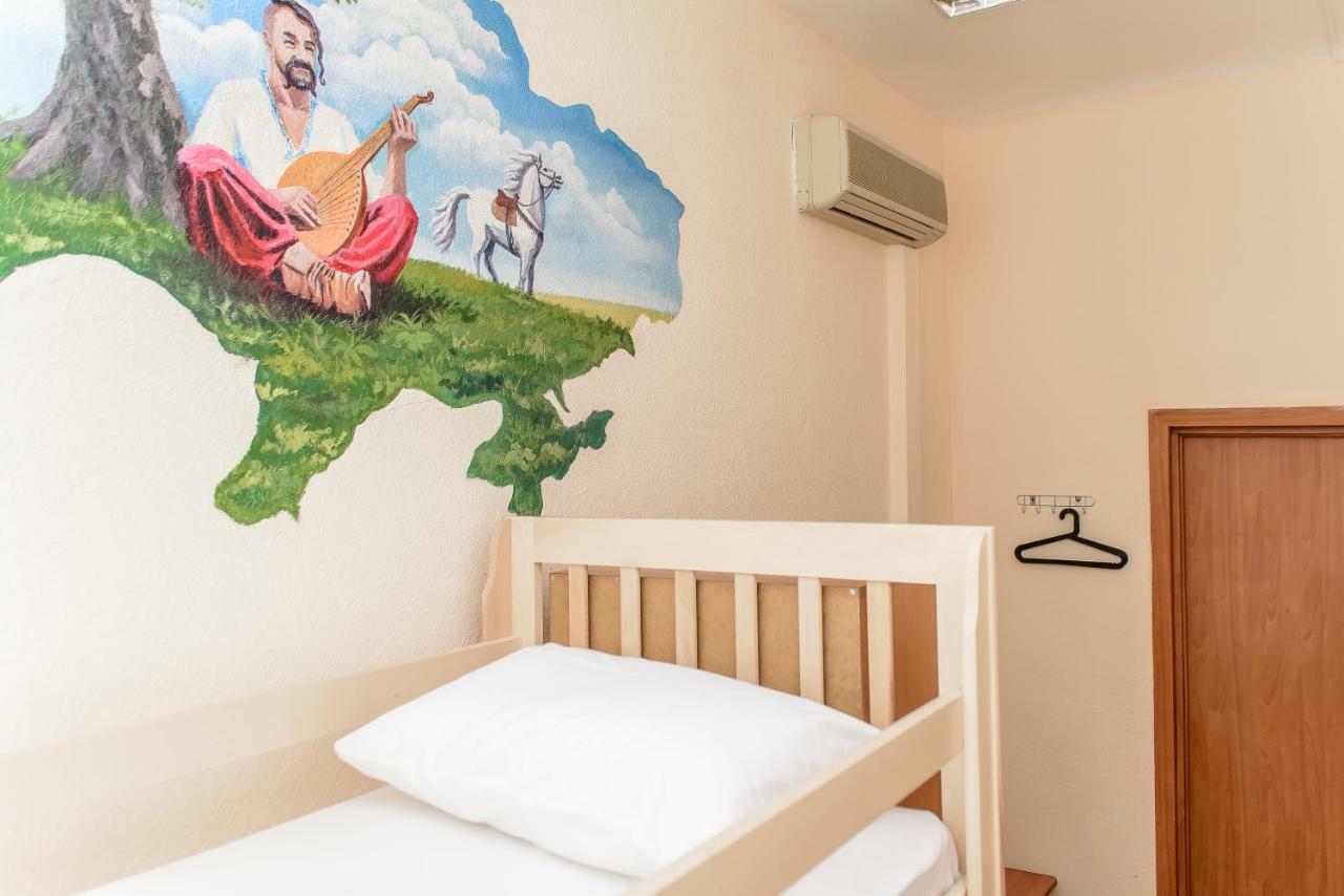 Globus Lipki Hostel Kiev Bagian luar foto