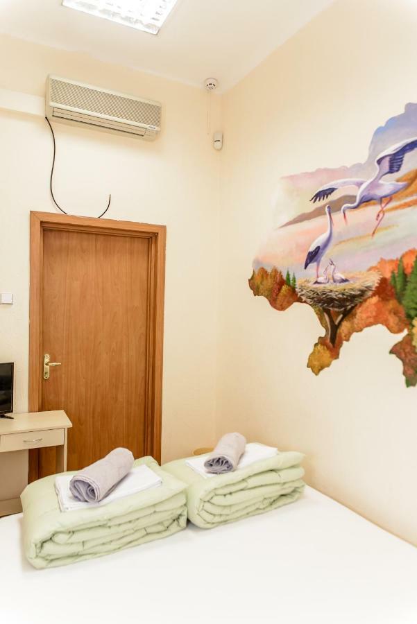 Globus Lipki Hostel Kiev Bagian luar foto