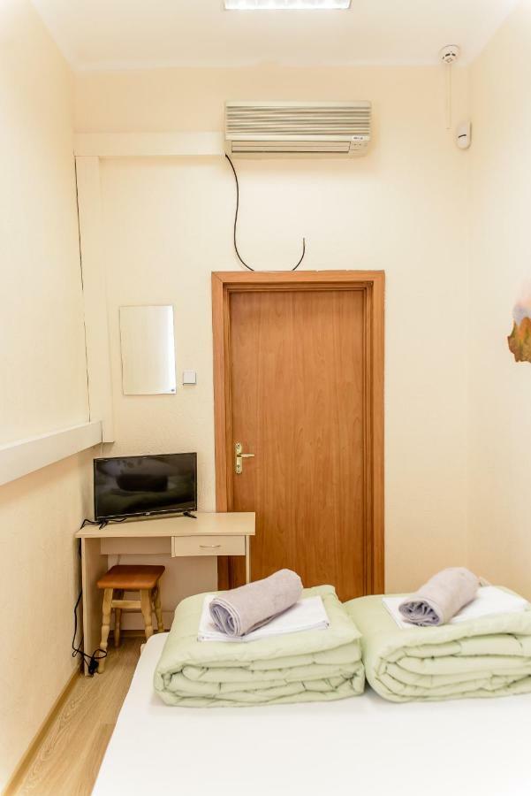 Globus Lipki Hostel Kiev Bagian luar foto