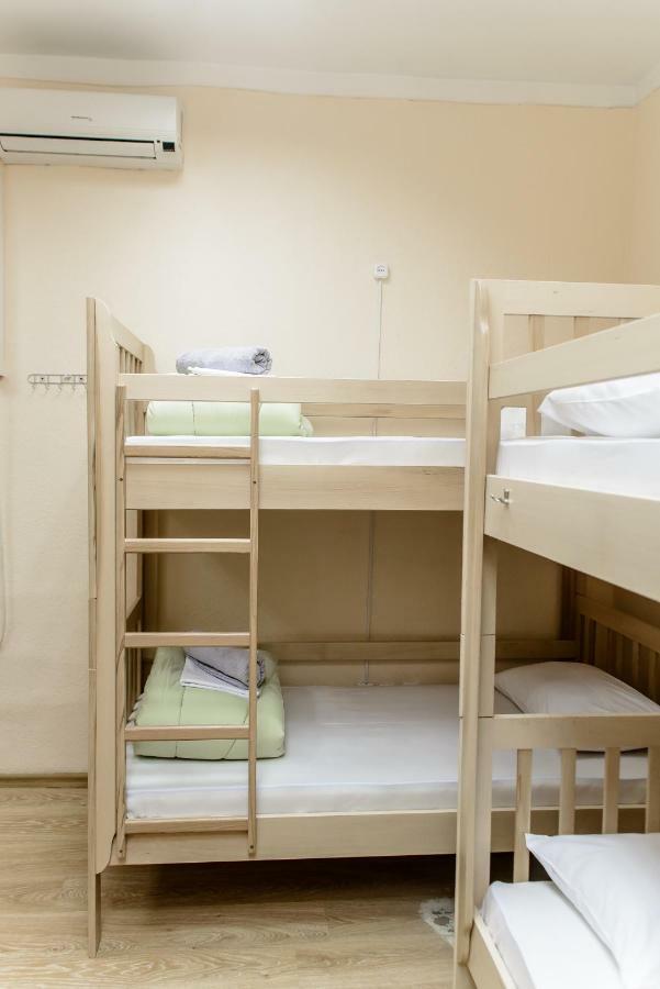 Globus Lipki Hostel Kiev Bagian luar foto