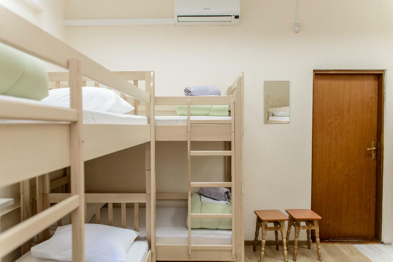 Globus Lipki Hostel Kiev Bagian luar foto